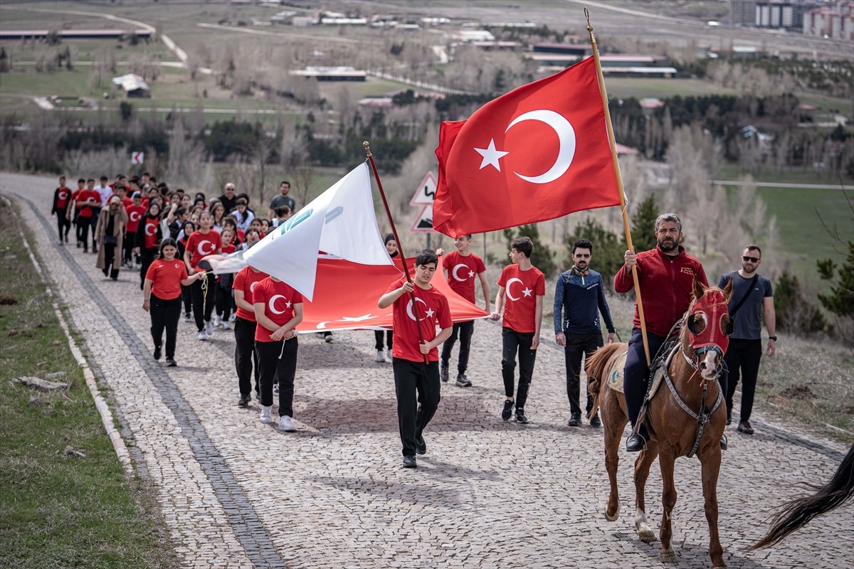 Erzurum'da ortaokul öğrencileri, şehitleri anmak için ellerinde Türk bayraklarıyla ecdat yadigarı...