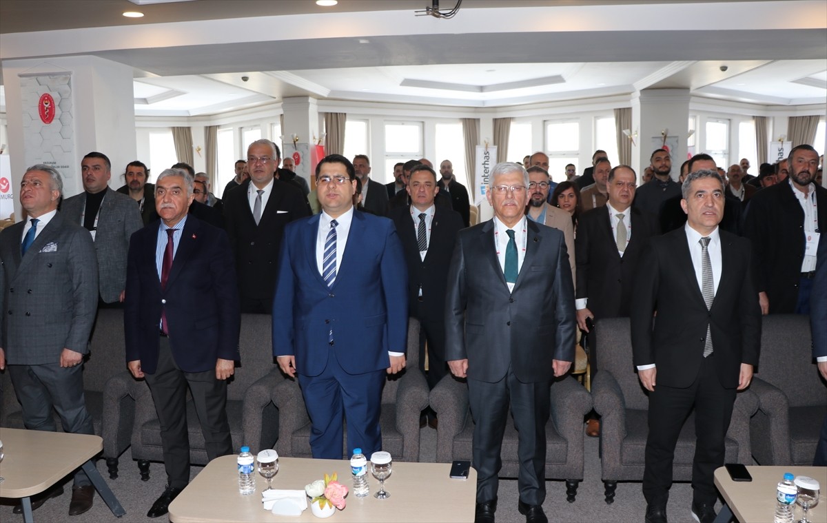 Erzurum'da, Türkiye'nin farklı şehirlerinden veteriner hekim ve akademisyenlerin katılımıyla...