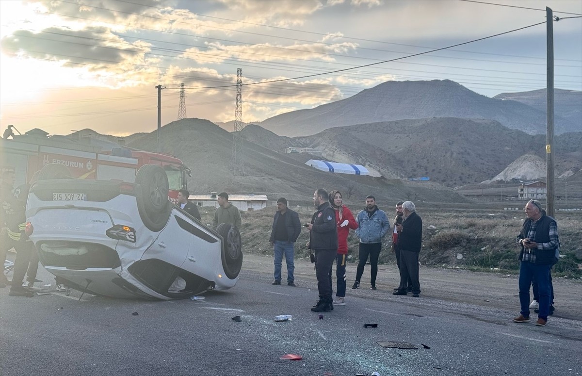 Erzurum'un Oltu ilçesinde otomobil ile hafif ticari aracın çarpışması sonucu 4 kişi yaralandı....