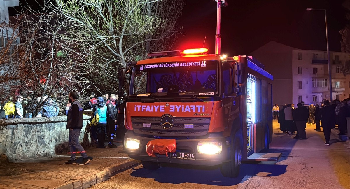 Erzurum'un Palandöken ilçesinde bir apartmanın zemin katında çıkan yangında 16 kişi dumandan...