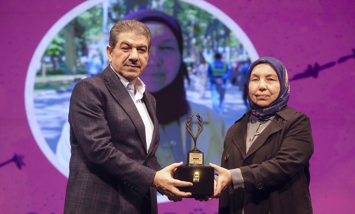 Esenler Belediyesinin bu yıl beşincisini düzenlediği "Esenler Öykü Günleri" kapanış programı ve...