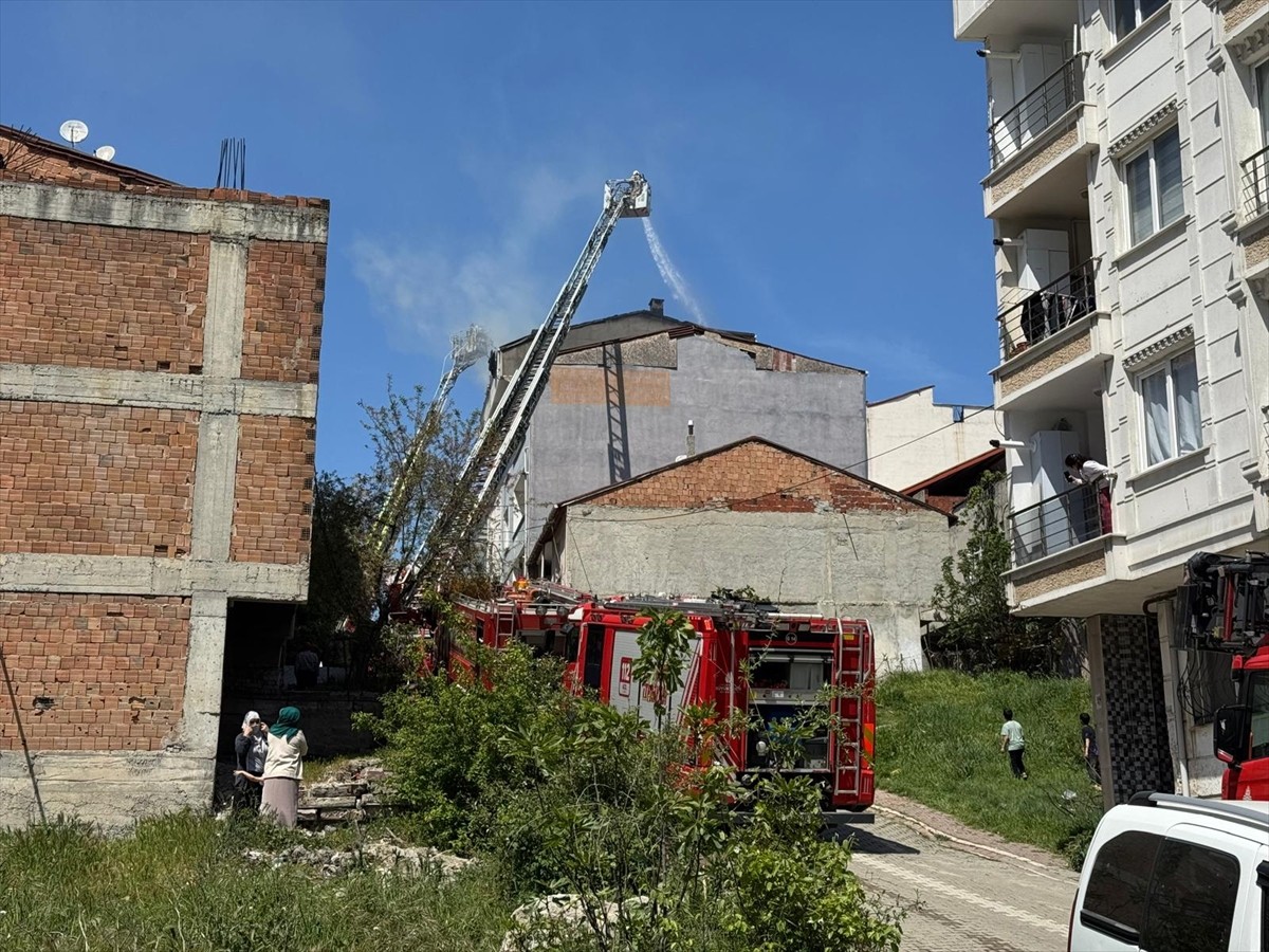 Esenyurt Necip Fazıl Kısakürek Mahallesi Ahu Sokak'taki 4 katlı apartmanın çatısında henüz...