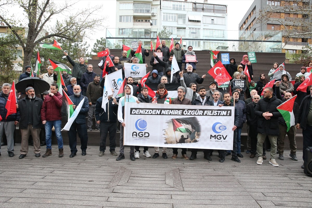 Eskişehir'de, Anadolu Gençlik Derneği Eskişehir Şubesi öncülüğünde Hamamyolu Yediler Parkı'nda...