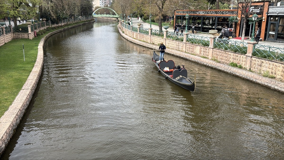 Eskişehir'de kent merkezinden geçen Porsuk Çayı'nın rengi kahverengiye döndü.
