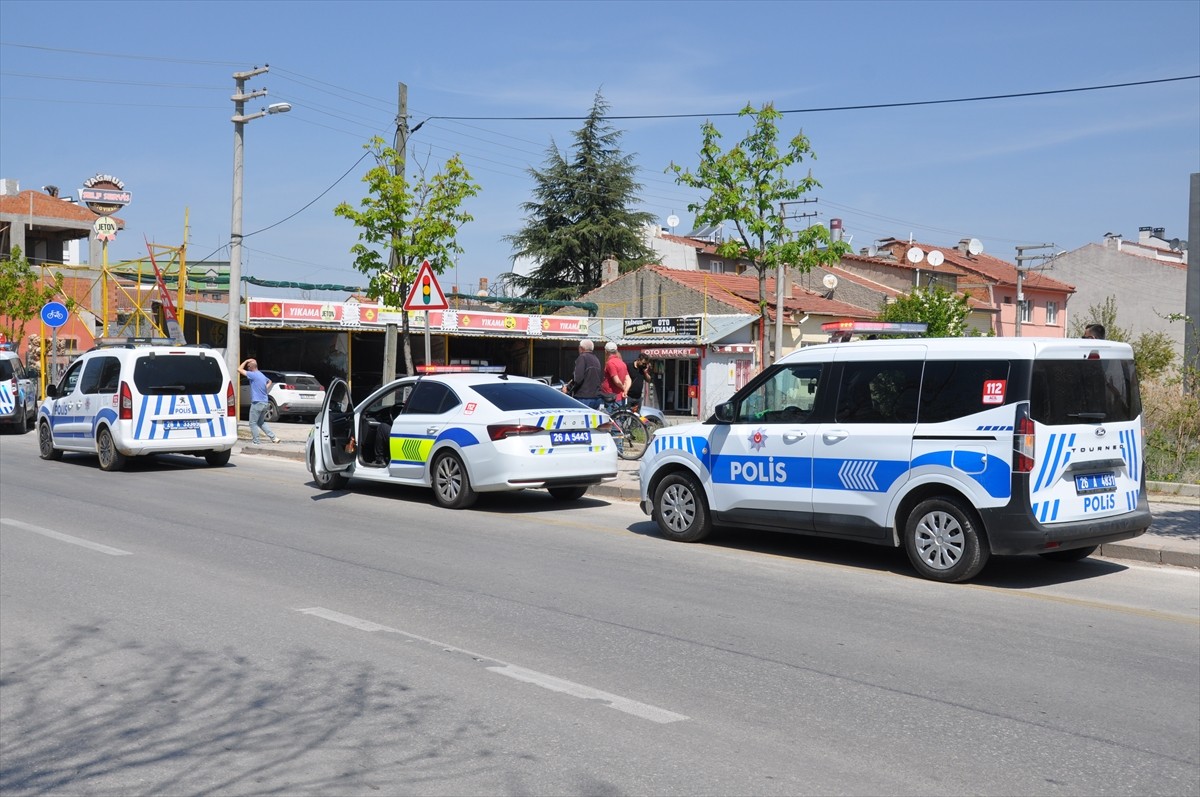 Eskişehir'de polisin "dur" ihtarına uymayan hafif ticari araçtaki 3 şüpheli, kovalamacayla...