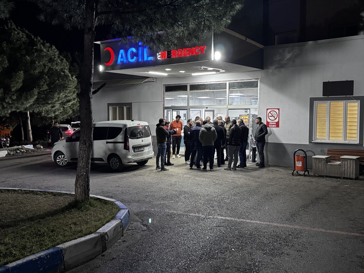 Et ve Süt Kurumu Yönetim Kurulu Başkanı ve Genel Müdürü Mustafa Kayhan, İzmir'de kamyonetin...