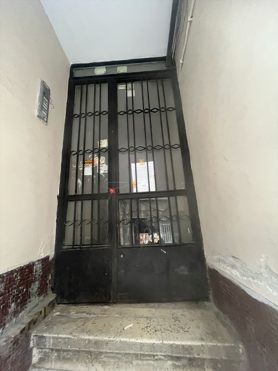 Fatih'te depremin ardından yapılan kontrollerde riskli olarak değerlendirilen 3 bina boşaltılarak...