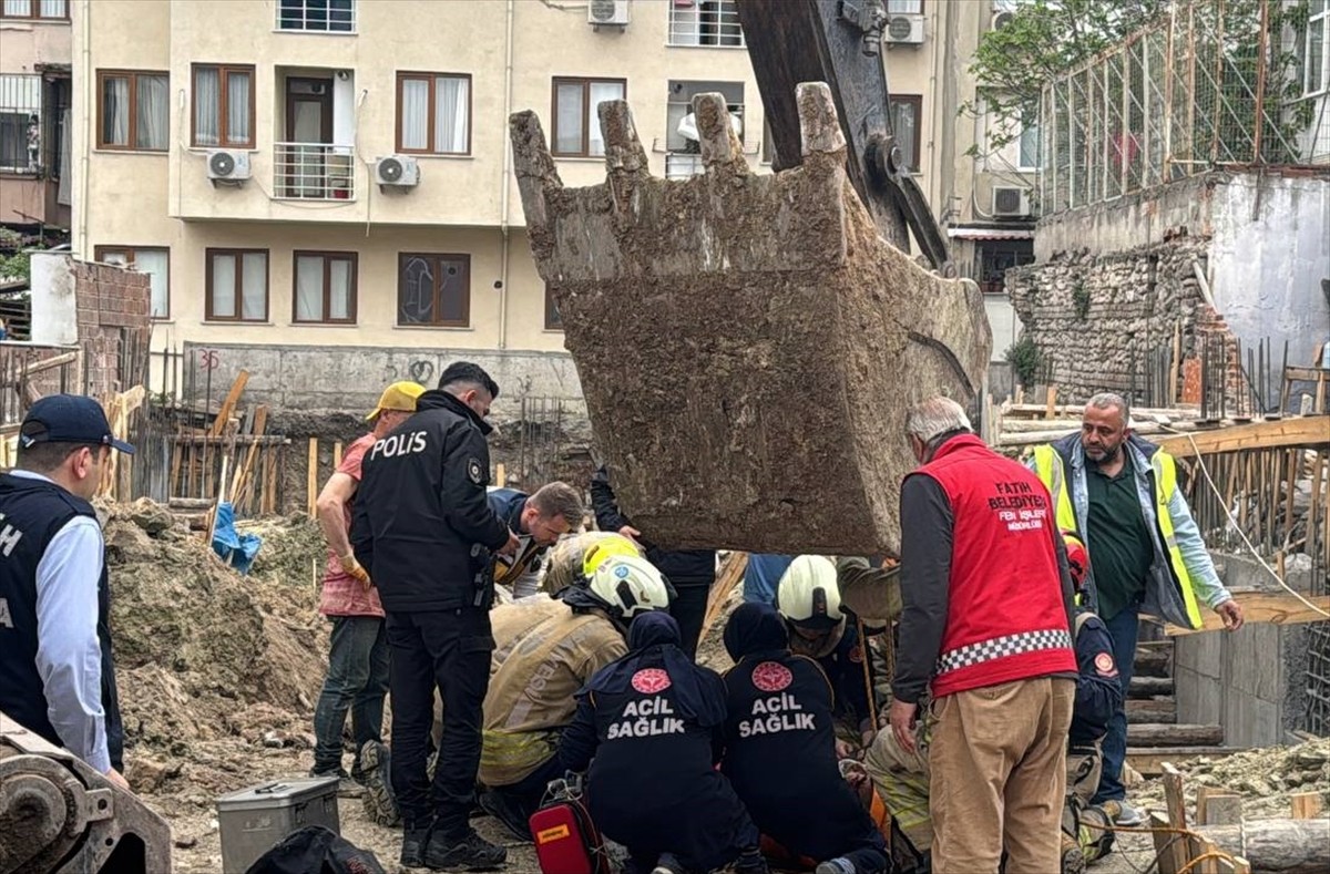 Fatih'te Hırka-i Şerif Mahallesi'ndeki inşaat alanında iş makinesinin çarpmasıyla "kuyu temel"e...