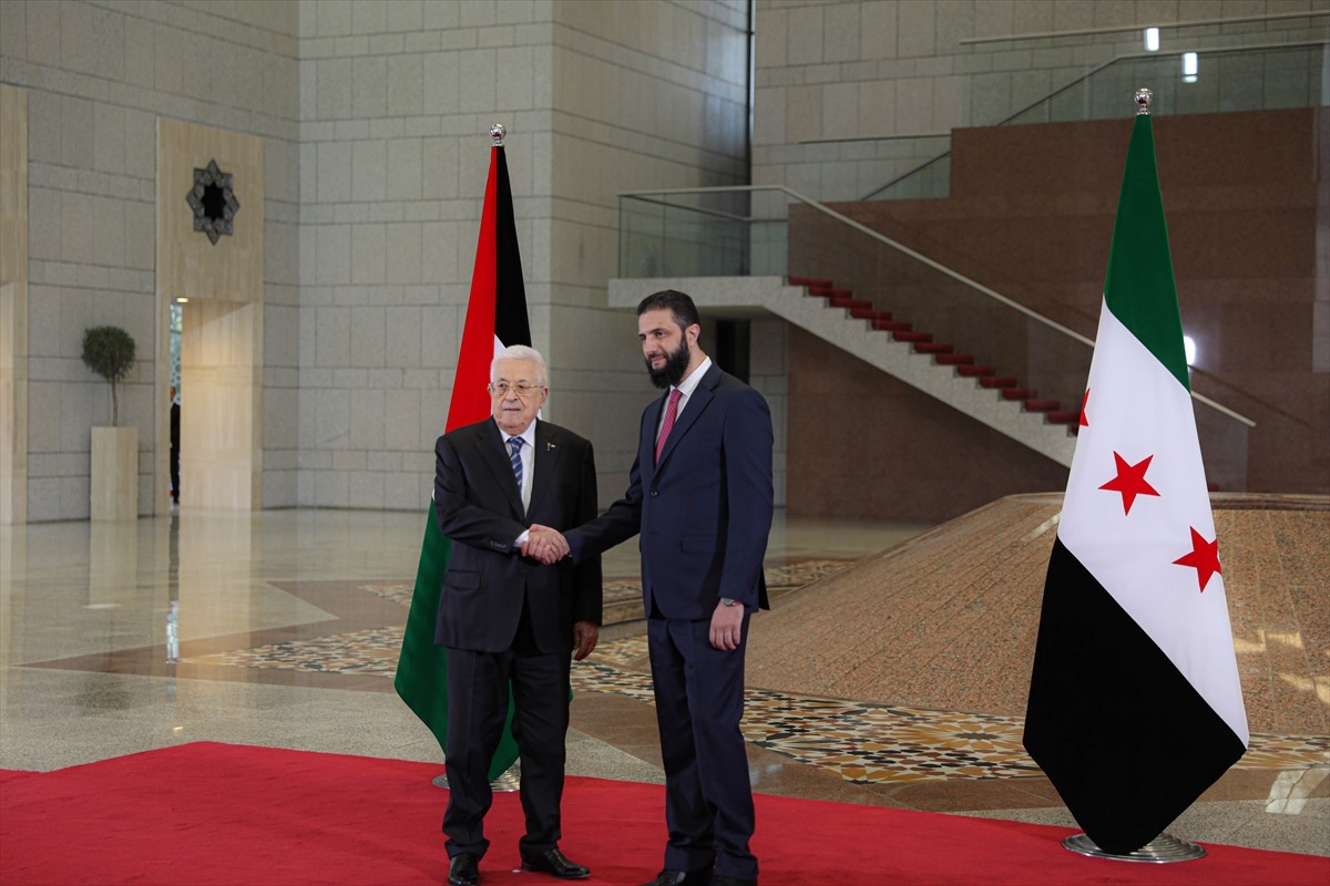 Filistin Devlet Başkanı Mahmud Abbas (solda), resmi temaslar için geldiği başkent Şam'da Suriye...