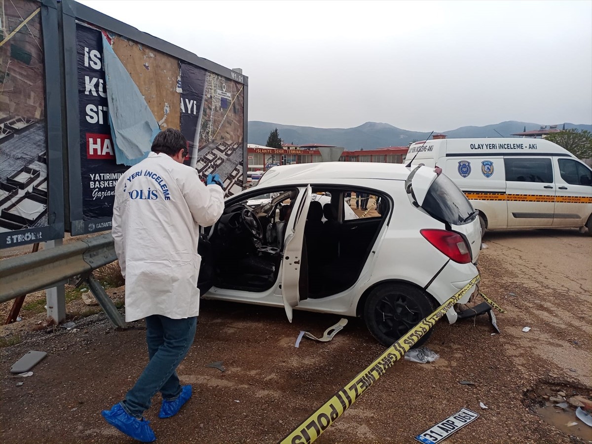 Gaziantep'in İslahiye ilçesinde tırla çarpışan otomobildeki 2 kişi hayatını kaybetti.