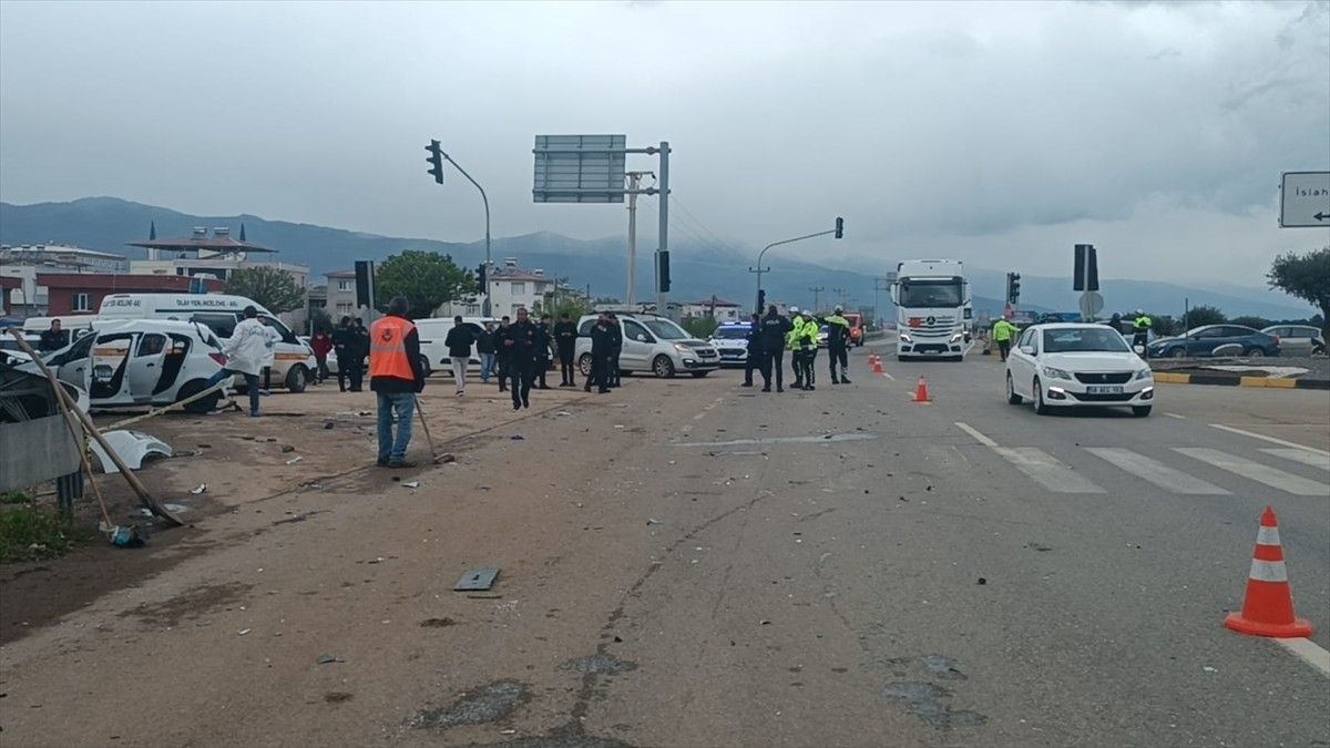 Gaziantep'in İslahiye ilçesinde tırla çarpışan otomobildeki 2 kişi hayatını kaybetti.