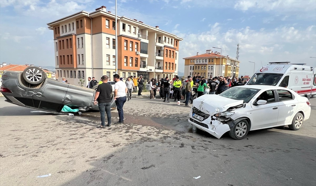Gaziantep'in Nurdağı ilçesinde iki otomobilin çarpışması sonucu 6'sı çocuk 9 kişi yaralandı. İhbar...