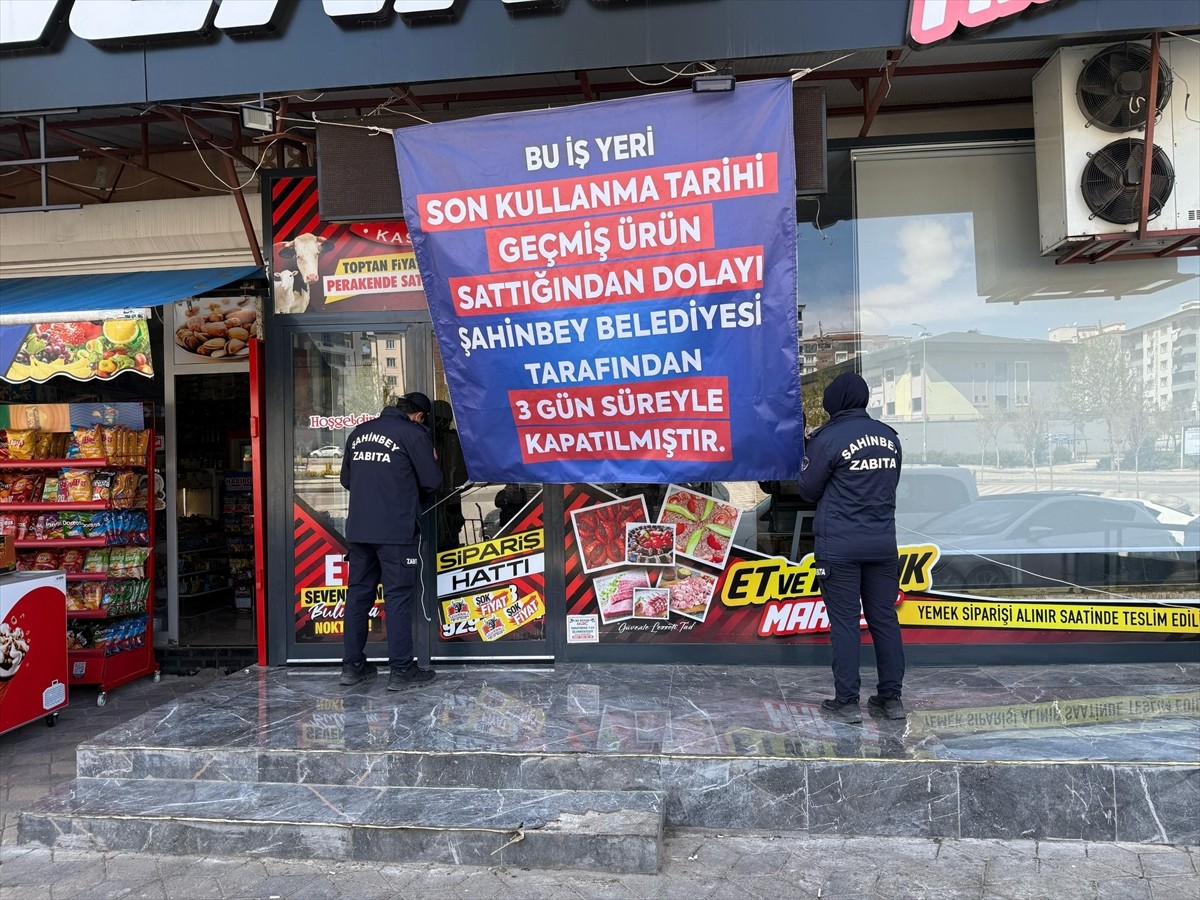 Gaziantep'in Şahinbey ilçesinde, son kullanma tarihi geçmiş ürün sattığı tespit edilen bir market...
