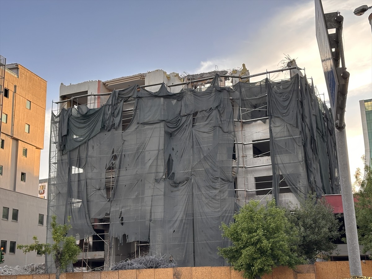 Gaziantep'in Şehitkamil ilçesinde ağır hasarlı bina yıkımında 6. katta çökme oldu.