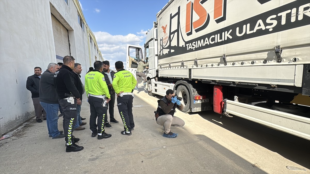 Gaziantep'te tırın çarptığı çocuk yaşamını yitirdi. Polis ekipleri kaza mahallinde çalışma...