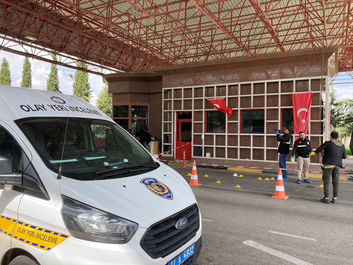 Gaziantep Havalimanı girişindeki güvenlik noktasında çıkan arbedede 1'i polis 2 kişi...