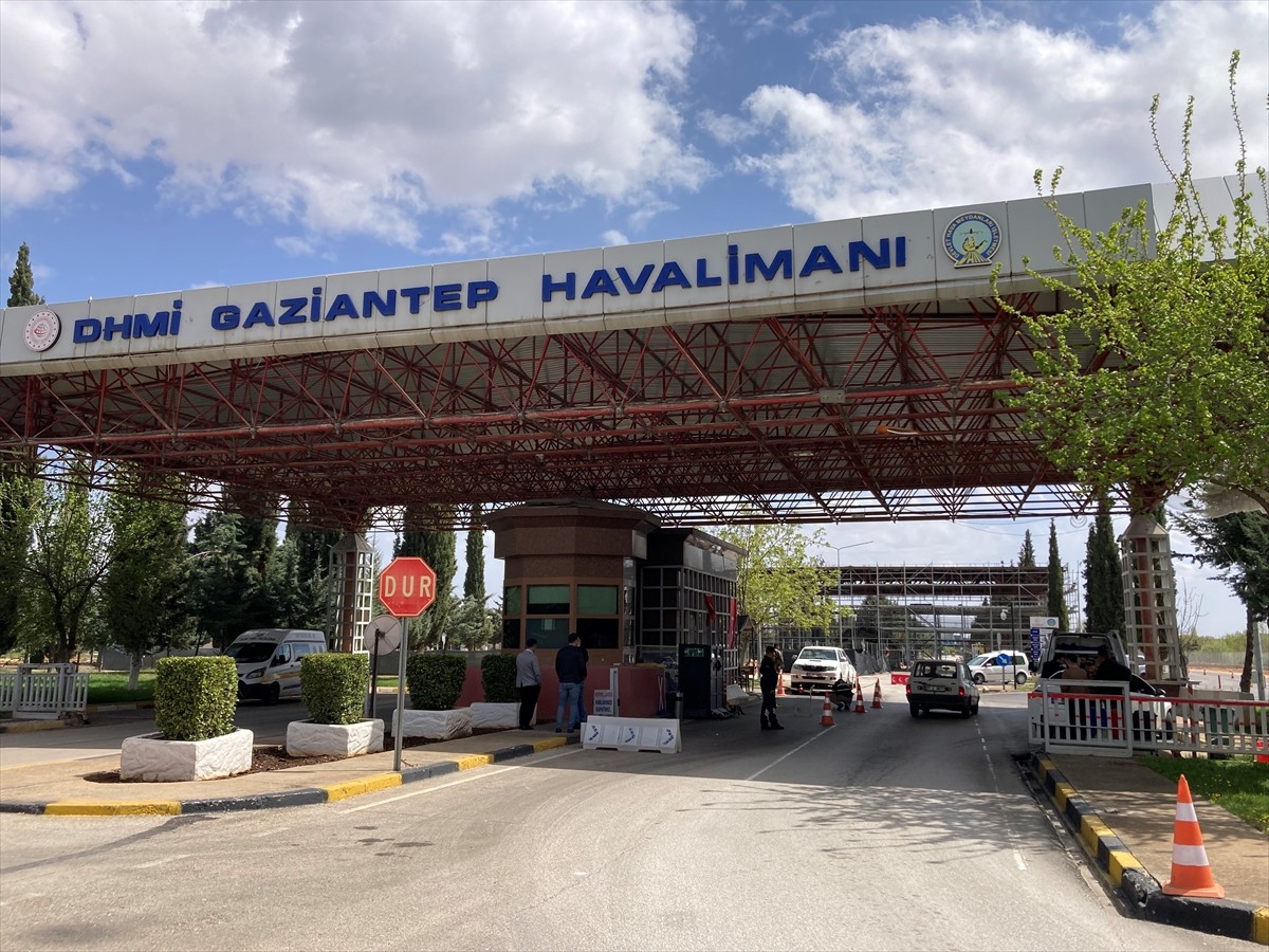 Gaziantep Havalimanı girişindeki güvenlik noktasında çıkan arbedede 1'i polis 2 kişi...