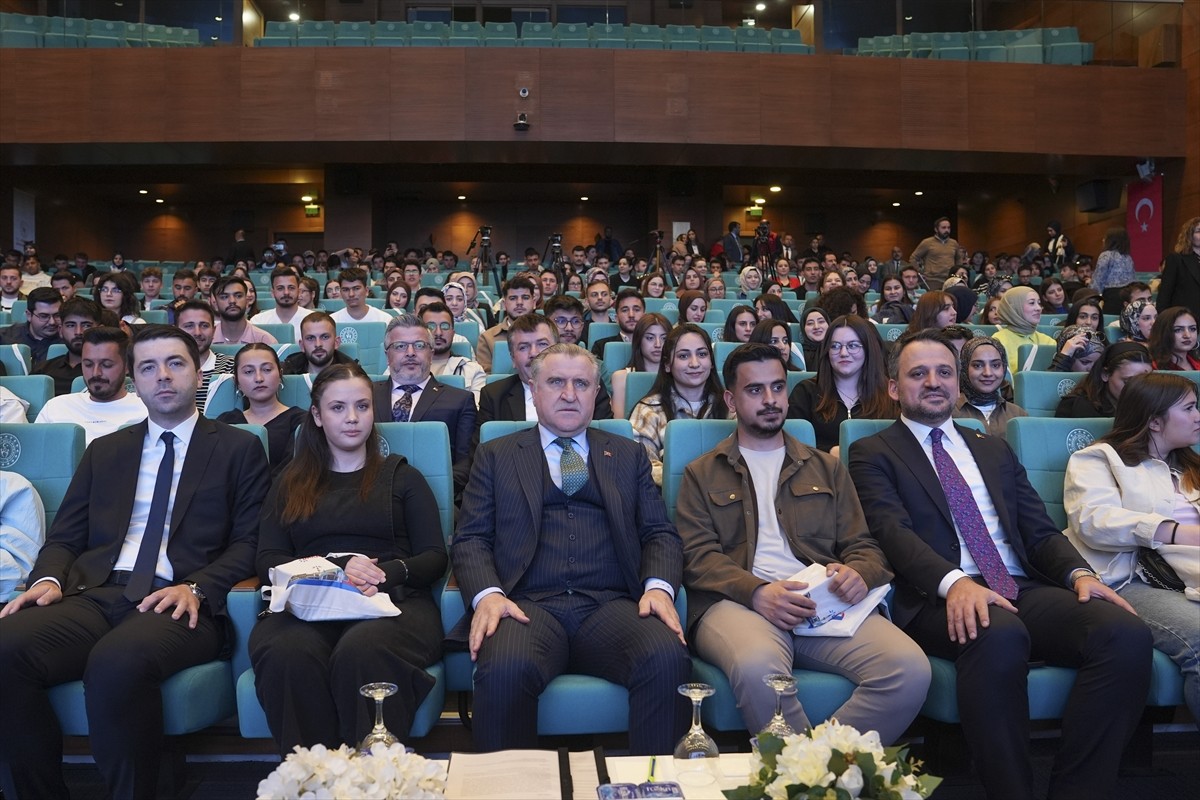 Gençlik ve Spor Bakanı Osman Aşkın Bak (sol 3), "Gençler Bakanlığında" programı kapsamında...