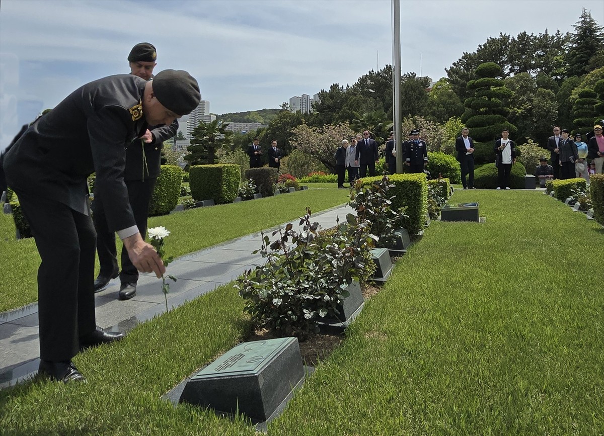 Genelkurmay Başkanı Orgeneral Metin Gürak, Kore Cumhuriyeti'ndeki Busan Türk Şehitliği'ni ziyaret...