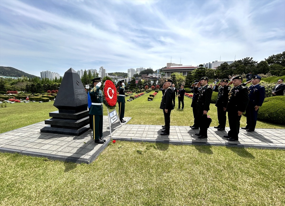 Genelkurmay Başkanı Orgeneral Metin Gürak, Kore Cumhuriyeti'ndeki Busan Türk Şehitliği'ni ziyaret...