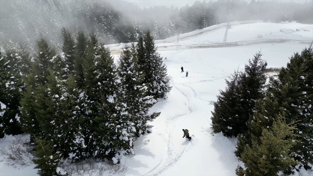Giresun'un Kümbet Yaylası'nda kar yağışı sonrası snowboard etkinliği yapıldı. İlkbaharda yağan...