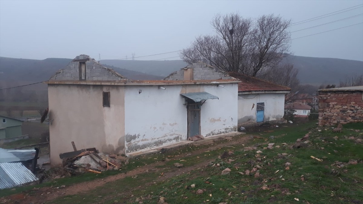 Gümüşhane'de etkili olan şiddetli fırtına nedeniyle 20 evin çatısında hasar oluştu.