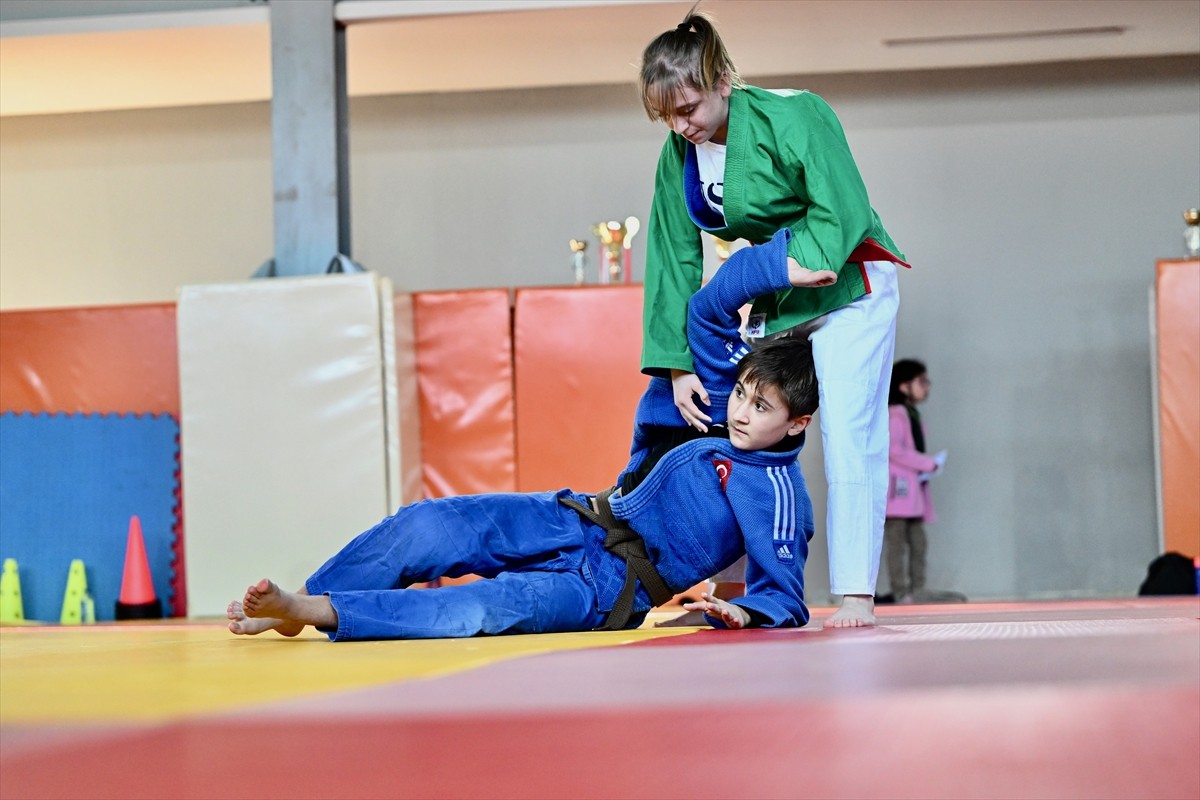 Gürcistan'da düzenlenen Kuraş Avrupa Şampiyonası'nda birinci olan 16 yaşındaki Ayşenaz Tosun...