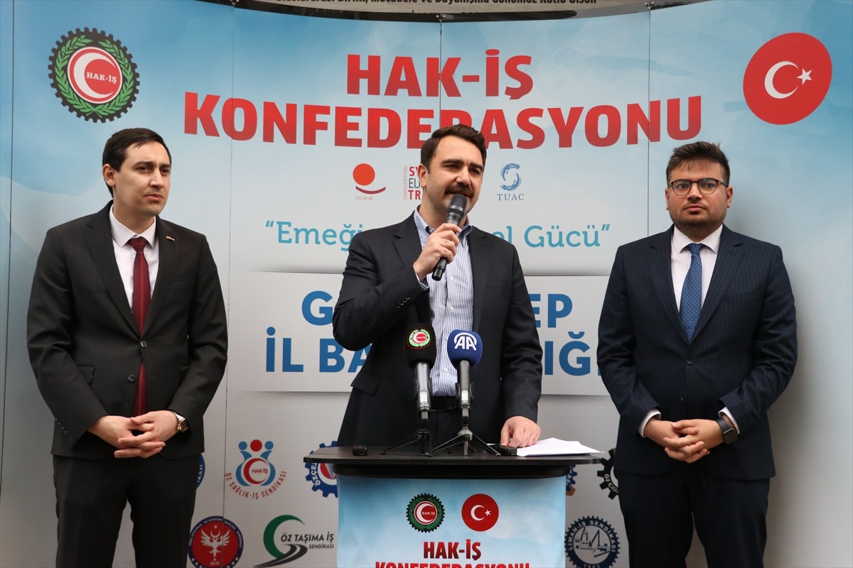 HAK-İŞ Genel Başkan Yardımcısı Mehmet Ali Kayabaşı (ortada), HAK-İŞ Gaziantep İl Başkanlığı önünde...