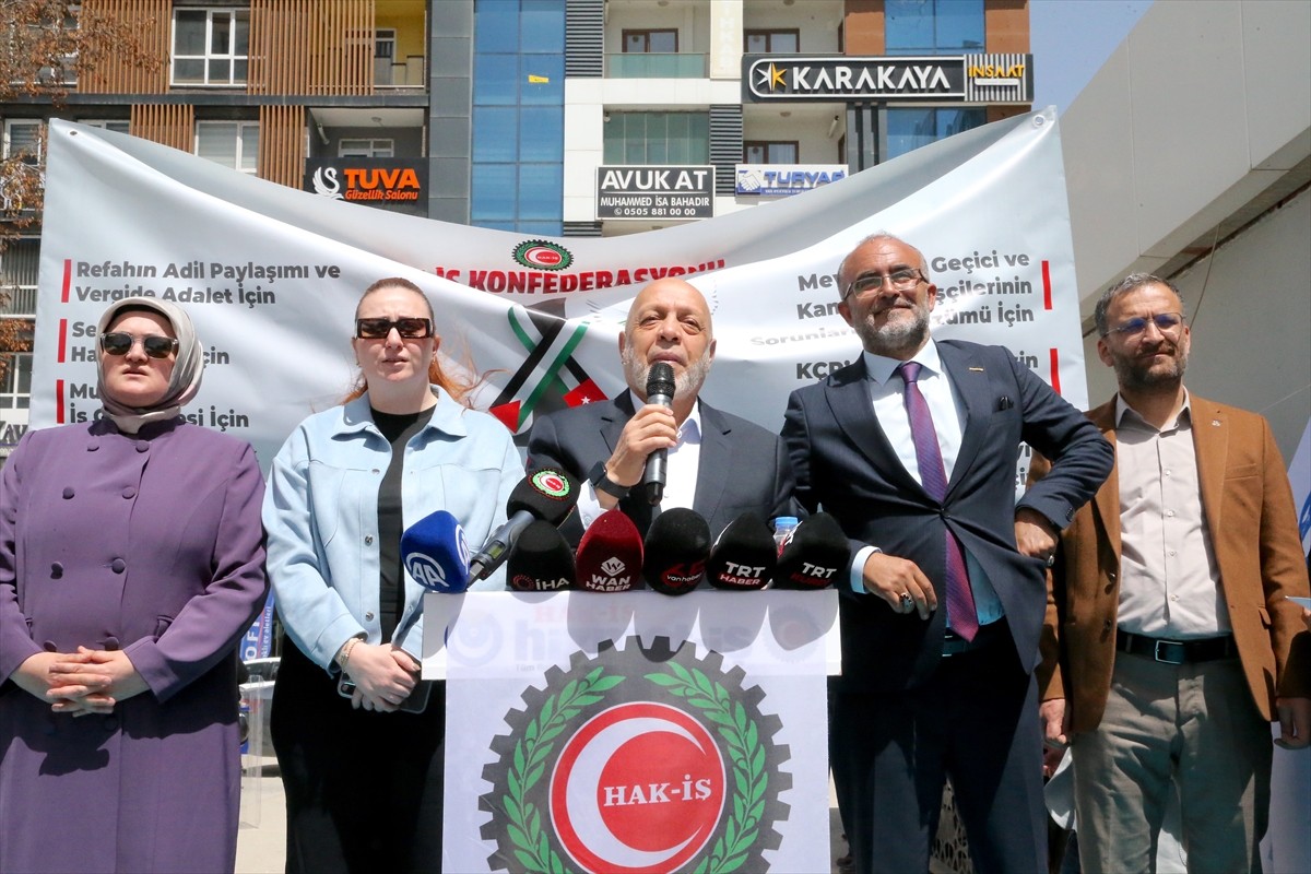 HAK-İŞ Genel Başkanı Mahmut Arslan (solda), Van'da bazı belediyelerde görevlerine son verilen...