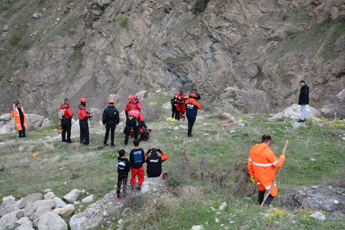Hakkari'de dört gün önce kaybolan kadını arama çalışmaları devam ediyor.