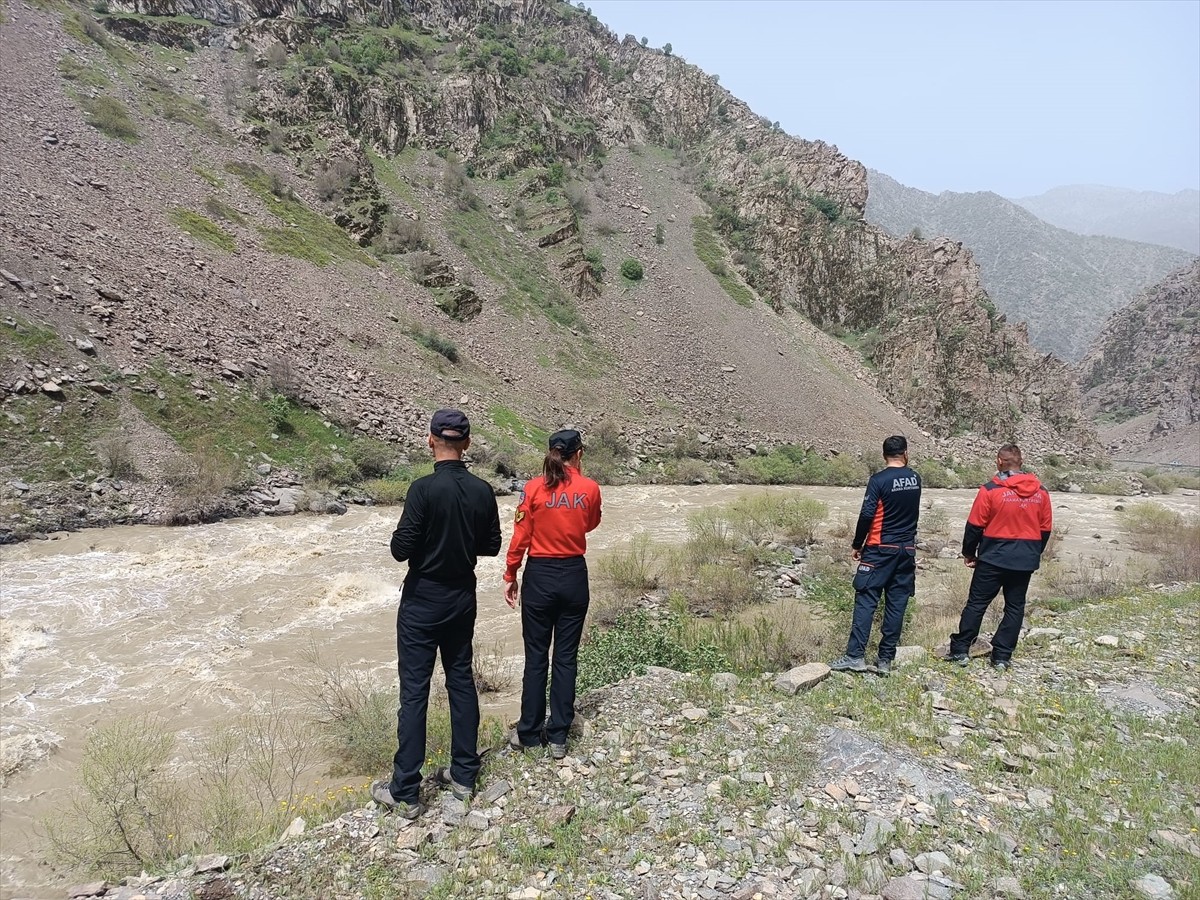  Hakkari'de kaybolan 55 yaşındaki kadını arama çalışmaları devam ediyor.