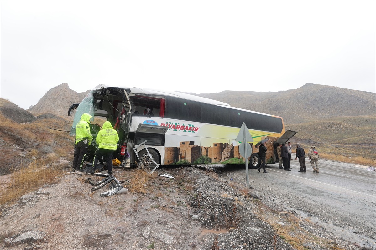 Hakkari'de otobüs ile yakıt tankerinin çarpışması sonucu 2'si ağır 8 kişi yaralandı.