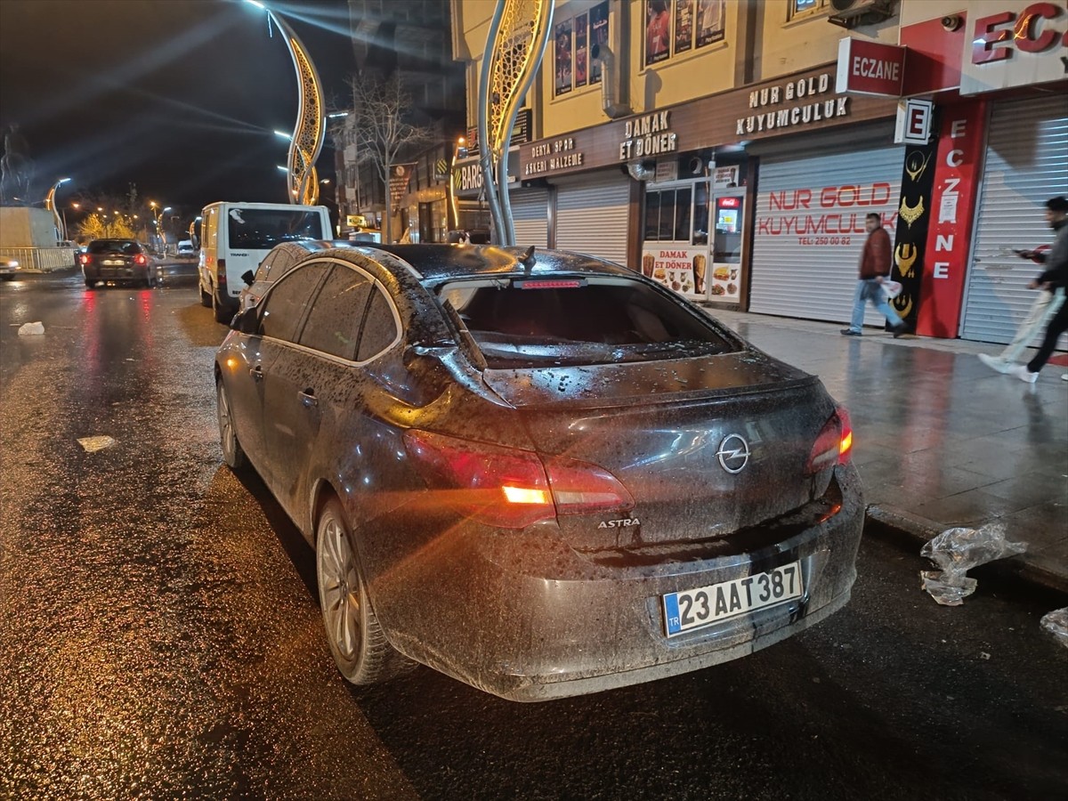 Hakkari'de şiddetli rüzgar, bazı ev ve iş yerlerinin çatılarına zarar verdi. Etrafa saçılan sac...