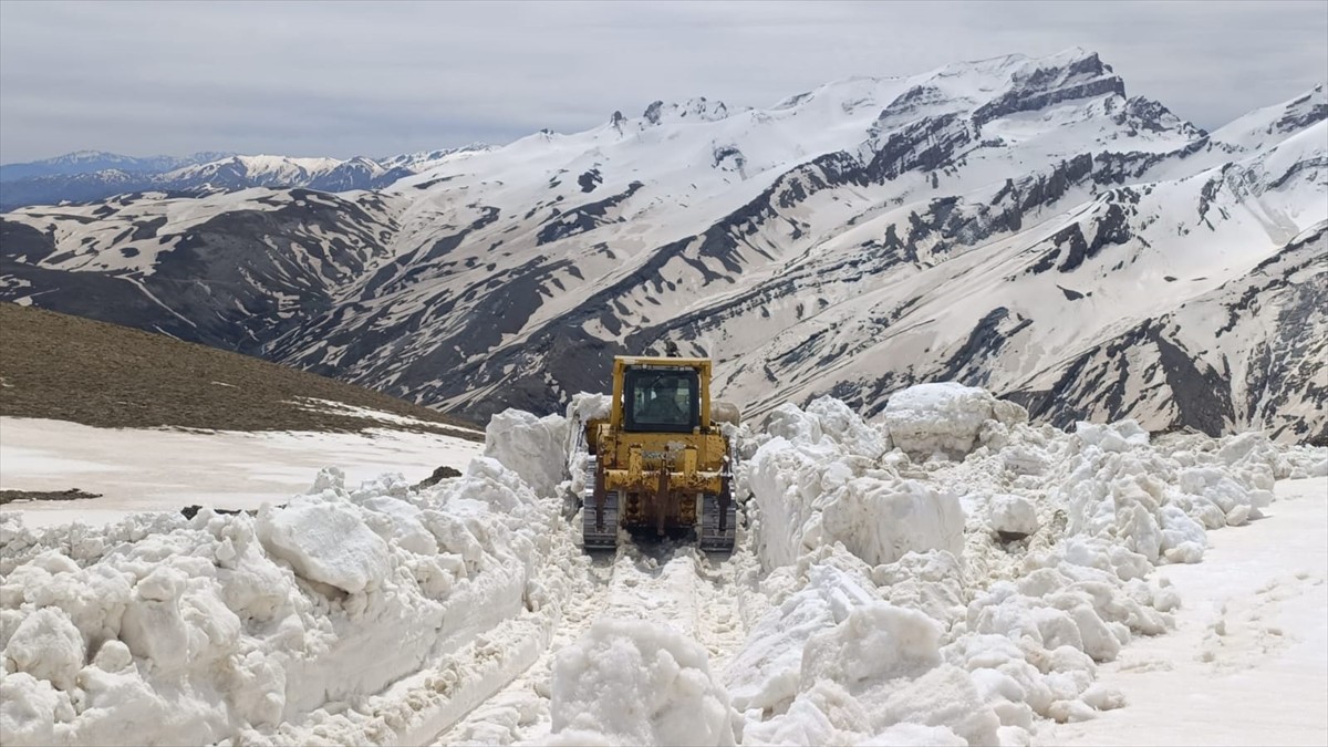 Hakkari'nin Yüksekova ve Şemdinli ilçelerinde, yüksek kesimlerde ekiplerin yol açma çalışmaları...