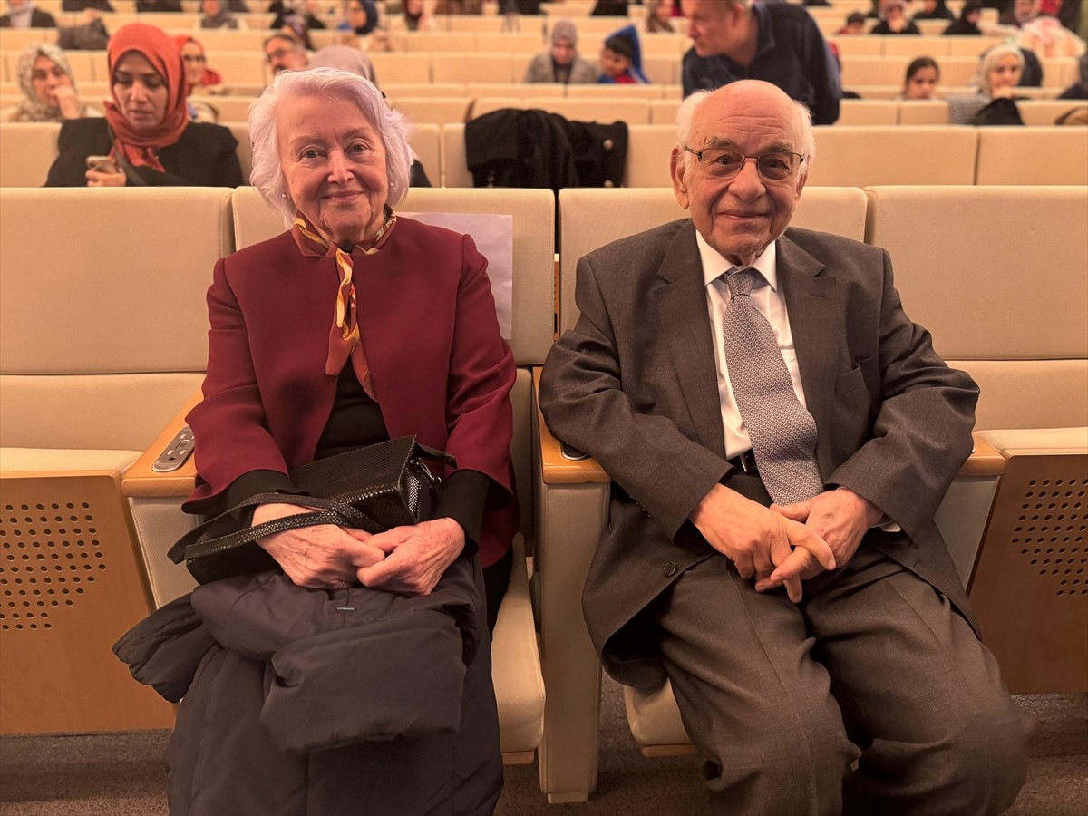 Hat sanatının duayen isimlerinden Mehmed Necmeddin Okyay, vefatının 49. yılında düzenlenen bir...