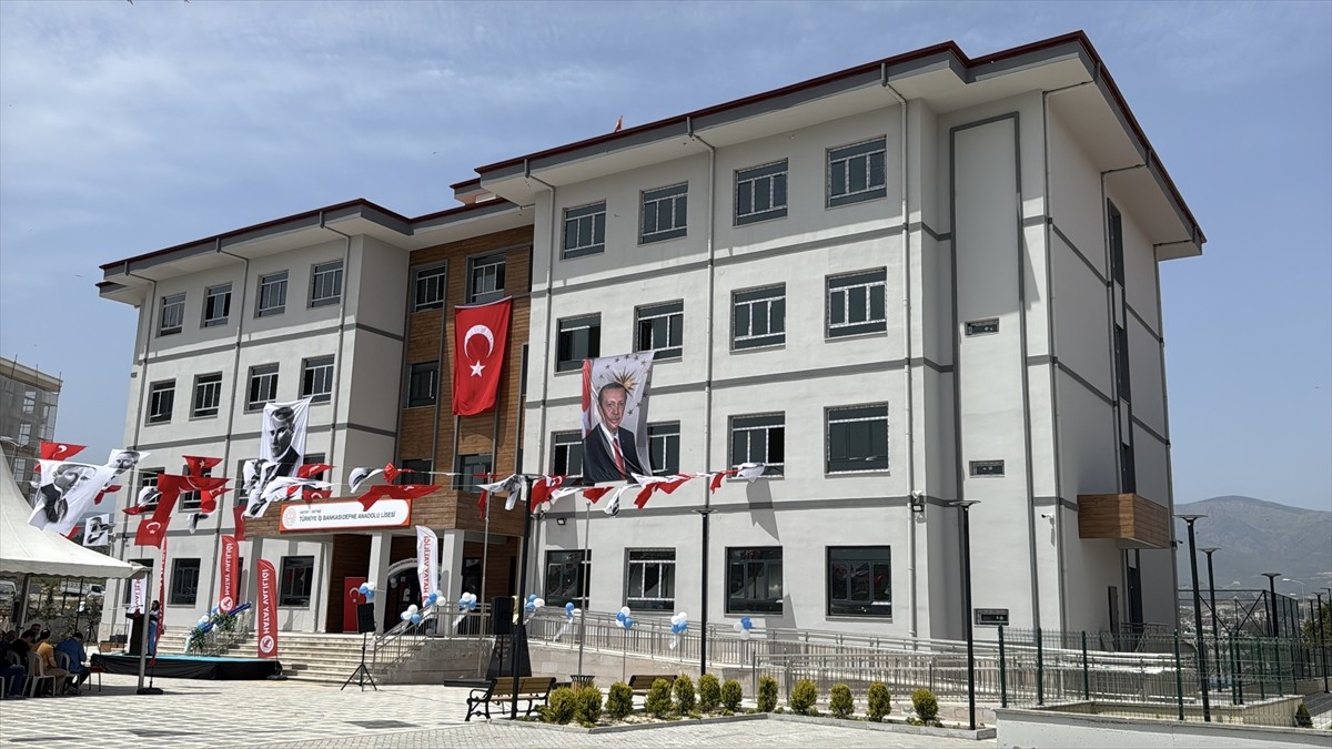 Hatay'ın Defne ilçesinde yaptırılan Türkiye İş Bankası Anadolu Lisesi düzenlenen törenle hizmete...