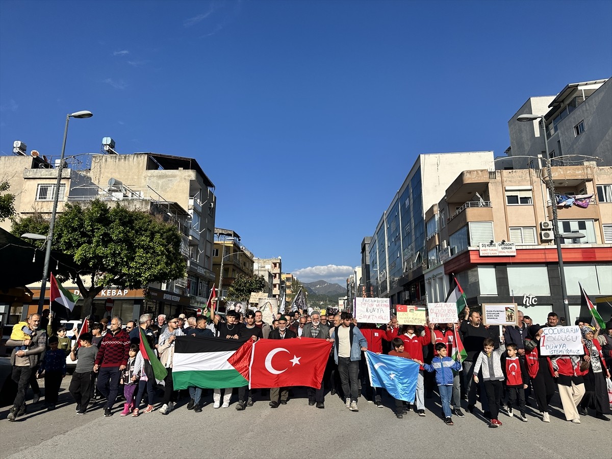 Hatay'ın Dörtyol ilçesinde, İsrail'in Gazze'ye saldırılarını protesto etmek için yürüyüş...