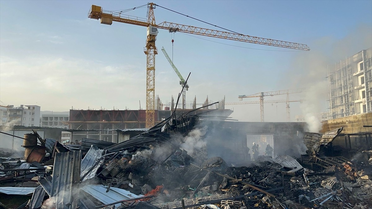 Hatay'ın Kırıkhan ilçesinde, inşaat şantiyesindeki konteyner depoda çıkan yangın...