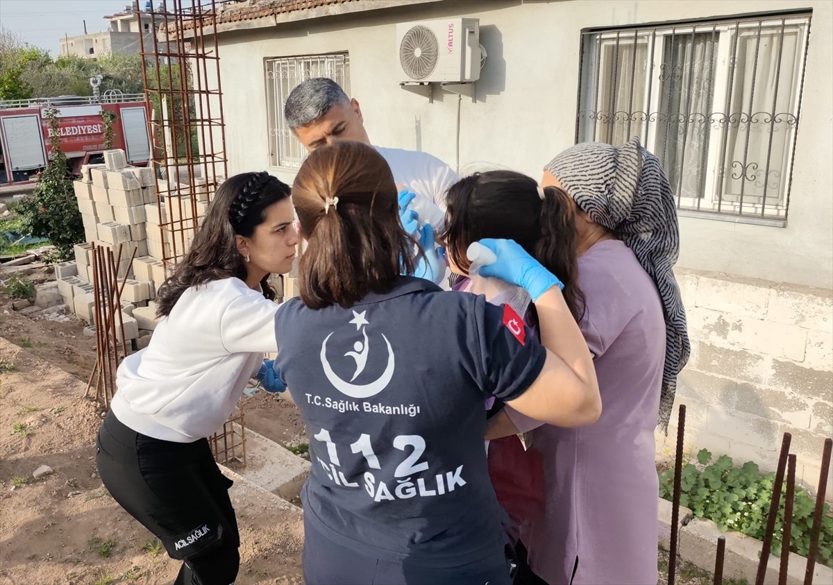 Hatay'ın Kumlu ilçesinde koluna inşaat demiri batan çocuk, itfaiye ekiplerince kurtarıldı.