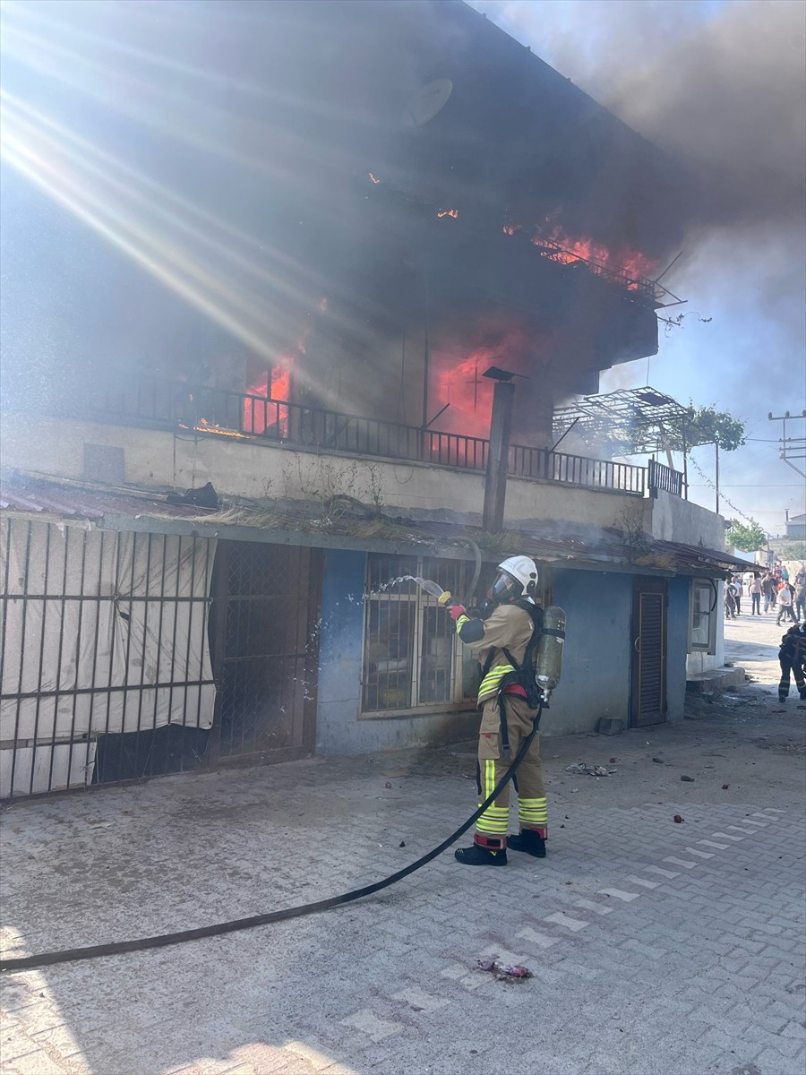 Hatay'ın merkez Antakya ilçesinde apartman dairesinde çıkan yangında dumandan etkilenen 4 kişi...
