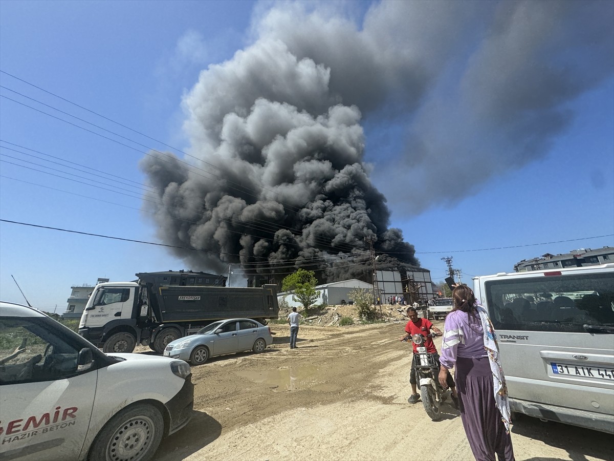 Hatay'ın merkez Antakya ilçesinde, inşaat şantiyesindeki konteynerler yandı. İhbar üzerine bölgeye...