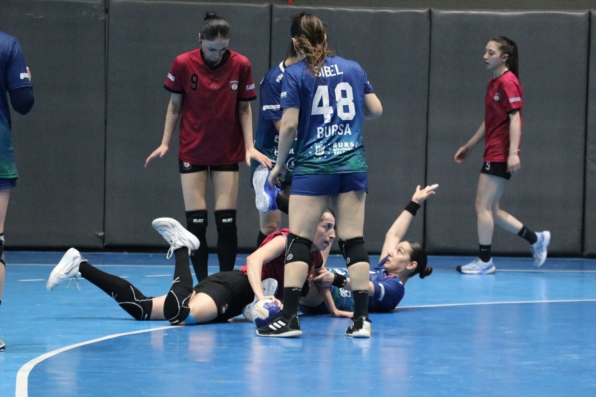 Hentbol Kadınlar Süper Ligi play-off 1-4 etabında Adasokağı ile Bursa Büyükşehir Belediyespor...