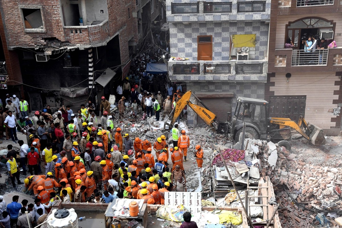 Hindistan'ın Delhi eyaletinde 4 katlı binanın çökmesi sonucu ilk belirlemelere göre 4 kişi...