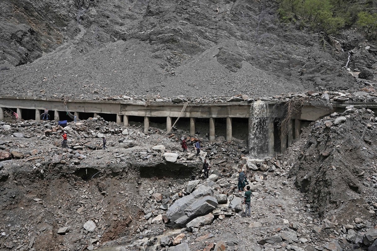 Hindistan'ın idaresindeki Cammu Keşmir bölgesinde etkili olan şiddetli yağışlar, toprak...