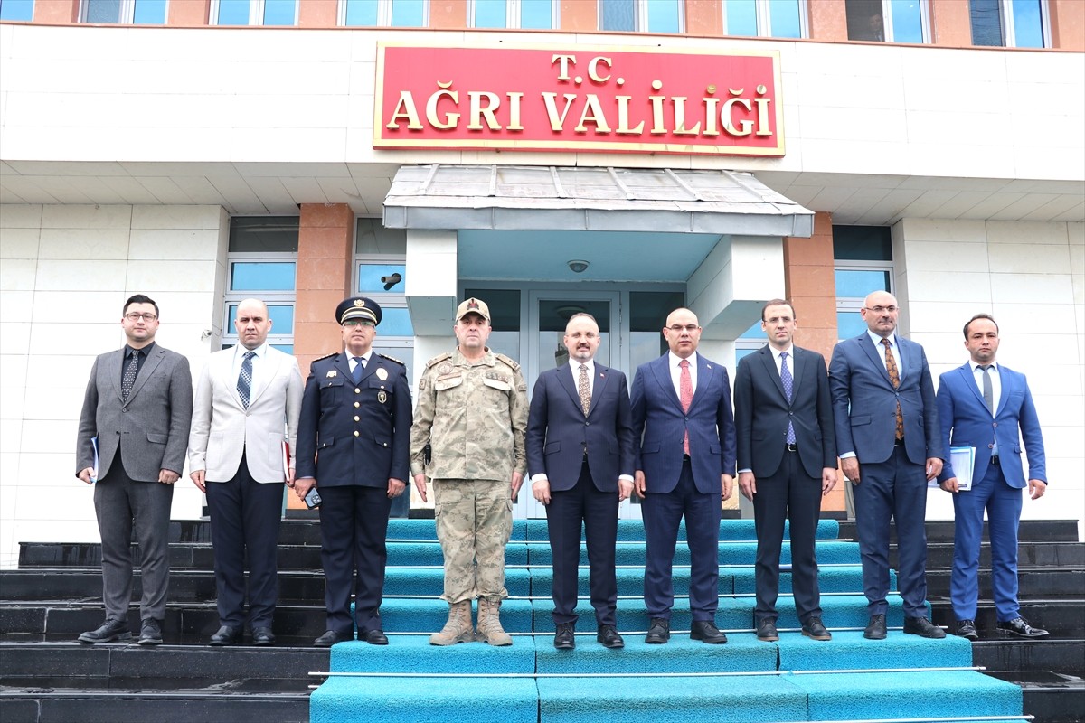 İçişleri Bakan Yardımcısı Bülent Turan (ortada), Ağrı Valiliği'ni ziyaret etti.