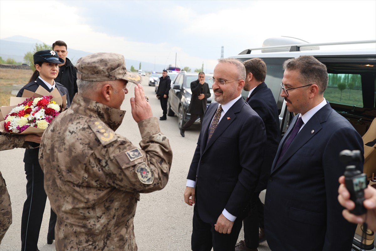 İçişleri Bakan Yardımcısı Bülent Turan (sağ2) Iğdır ziyareti kapsamında Iğdır Özel Harekat...