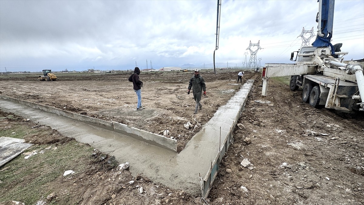 İçişleri Bakan Yardımcısı Mehmet Sağlam (sağ 4), Muş Valiliği İl Özel İdaresi tarafından...