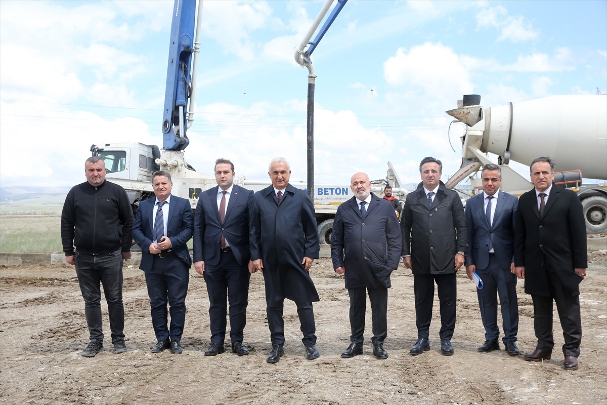 İçişleri Bakan Yardımcısı Mehmet Sağlam (sağ 4), Muş Valiliği İl Özel İdaresi tarafından...