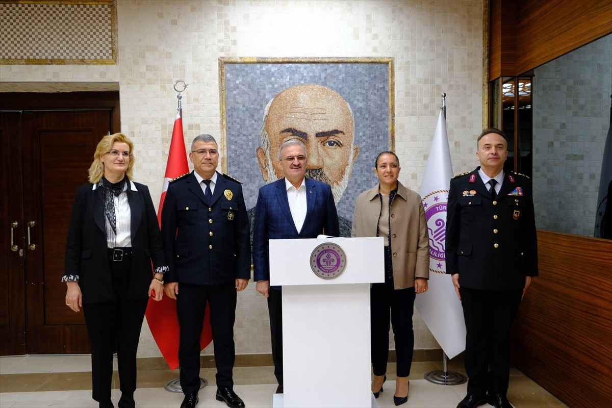 İçişleri Bakan Yardımcısı Münir Karaloğlu (ortada), Burdur Valiliği'ni ziyaret etti. Ziyarette...