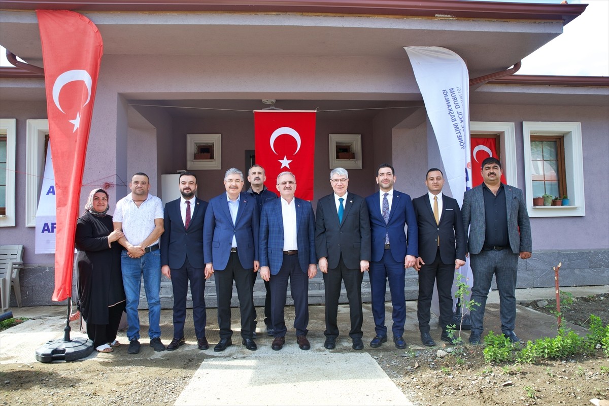 İçişleri Bakan Yardımcısı Münir Karaloğlu (sağ 5), Osmaniye'nin merkeze bağlı Issızca köyüne...